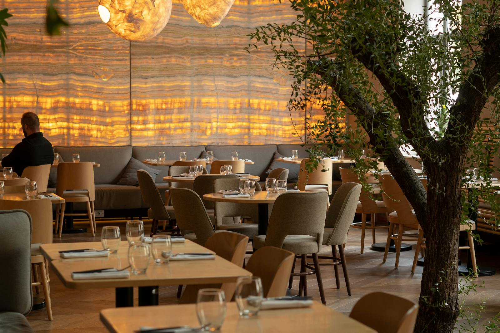 Salle de restaurant contemporaine — convives et service