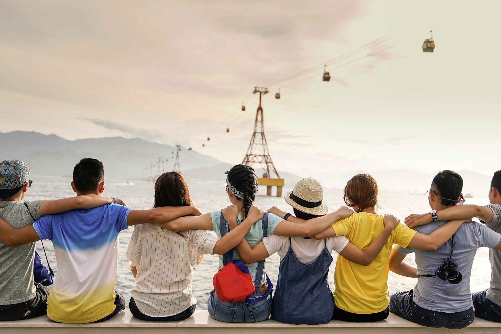 Collectif d'amis bras dessus bras dessous — association et partage