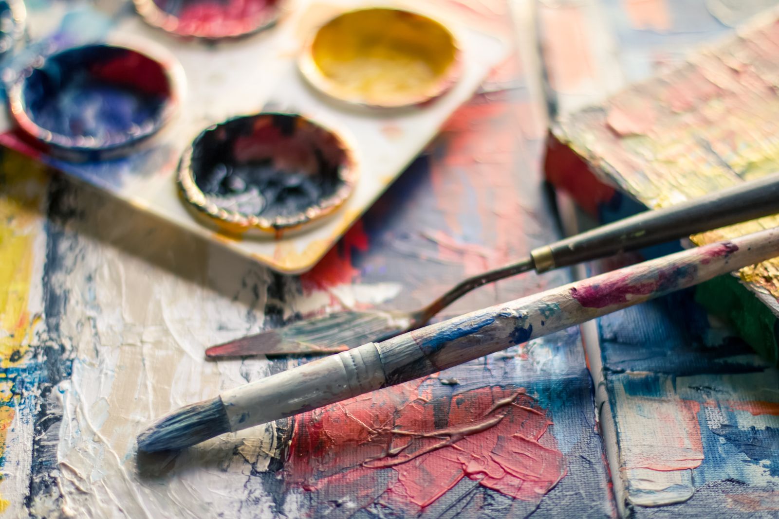 Atelier créatif — pinceaux, palette et toile en couleurs