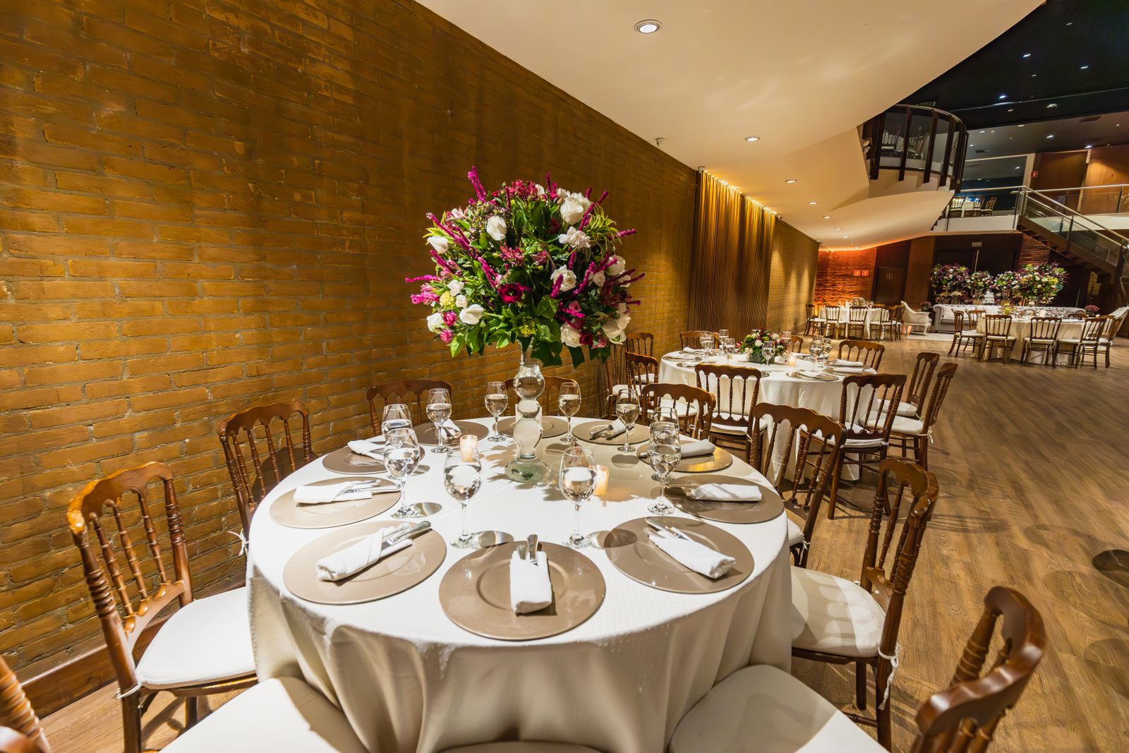 Salle de restaurant gastronomique — tables élégantes et centre de table floral