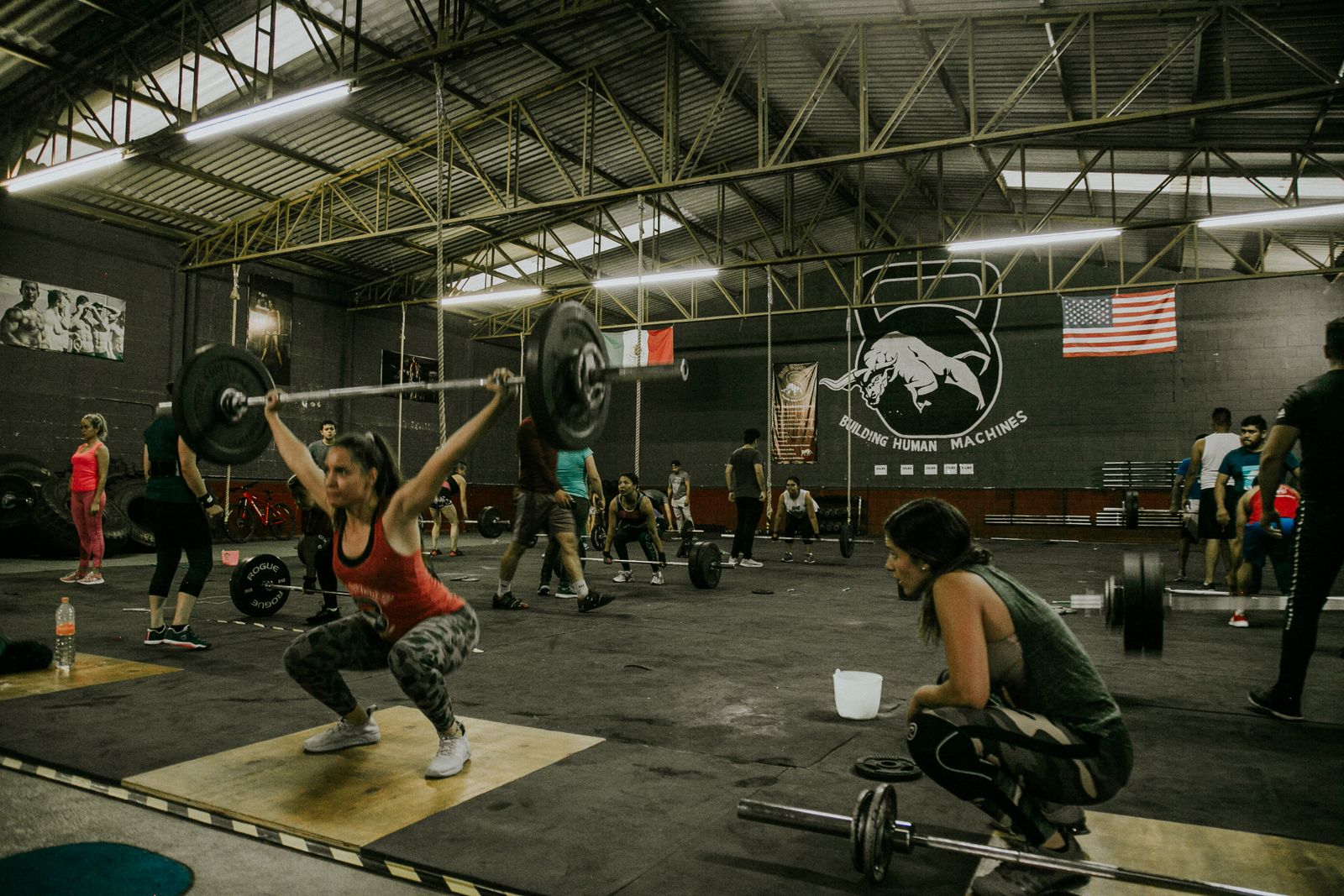 Salle de CrossFit indoor — groupe en séance encadrée