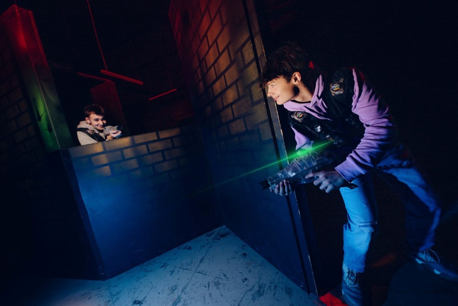 Joueurs de laser game dans une arène néon — réservation en ligne